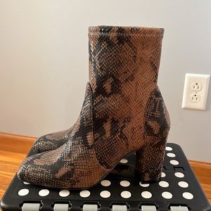 Stuart Weitzman 85 Stretch Bootie